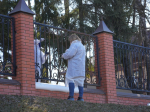 Горожане помыли лавки, заборы и магазины на субботнике в Сергиевом Посаде