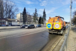 На проспекте Красной Армии стартовала очистка прилотковой части